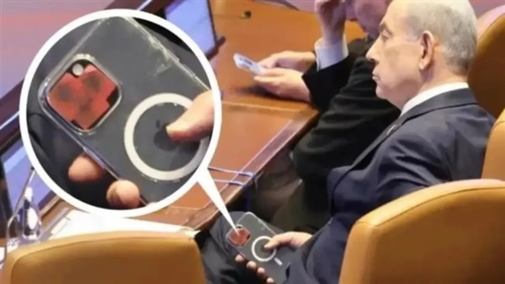 شريط لاصق على الكاميرا.. هاتف نتنياهو يثير تساؤلات أمنية في أحدث ظهور له